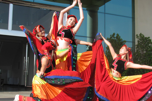 職業裝設計師們將時尚元素融入到職業裝的設計中，使之更加具有探店個性和時尚感